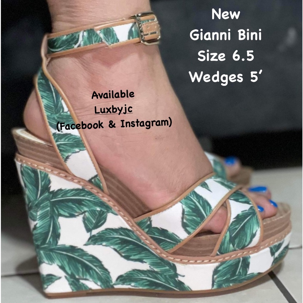Gianni Bini Wedges in White and green